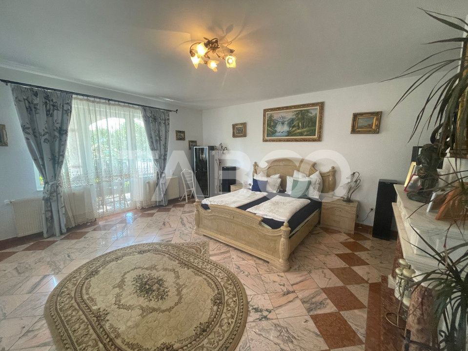 Casa deosebita  de vanzare 453 mp utili si curte 528 mp in Avrig – fotografia 1 din 32