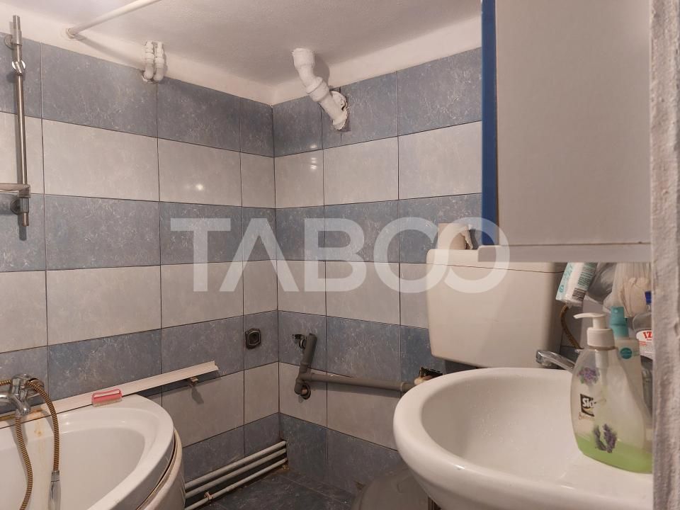 Casa mica 3 dormitoare curte mica 60 mp zona Lupeni Sibiu – fotografia 12 din 13