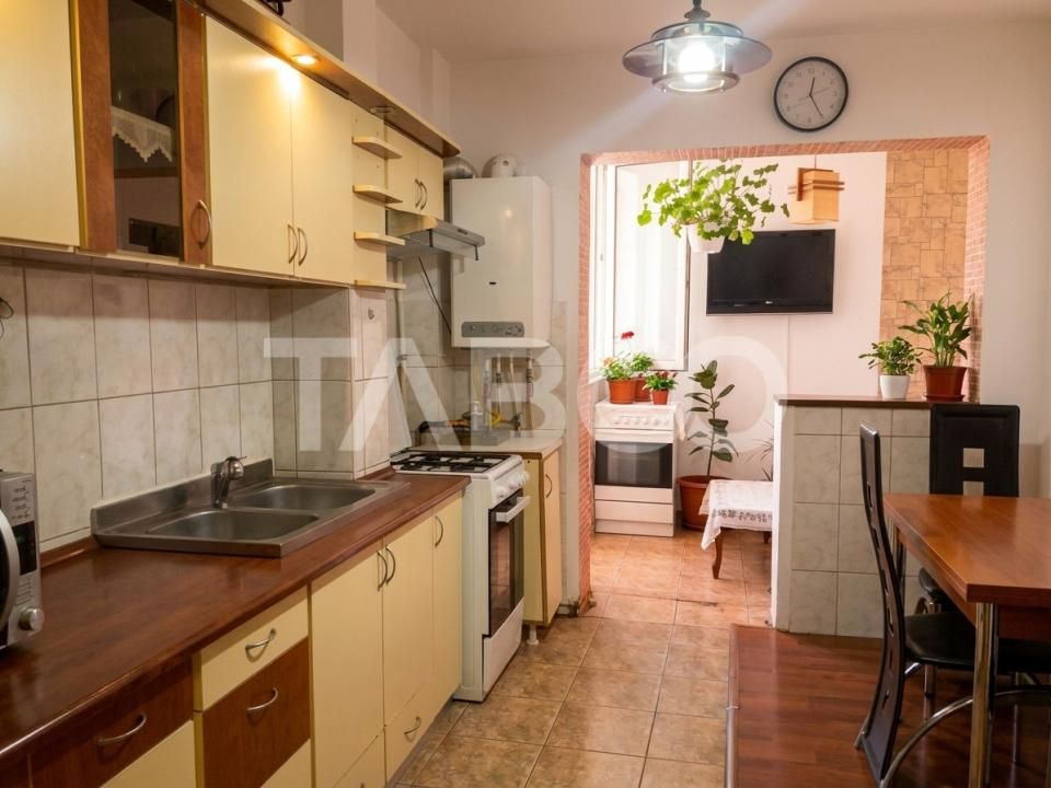 Apartament decomandat 3 camere  2 bai etaj 3 balcon zona buna Cisnadie – fotografia 1 din 13
