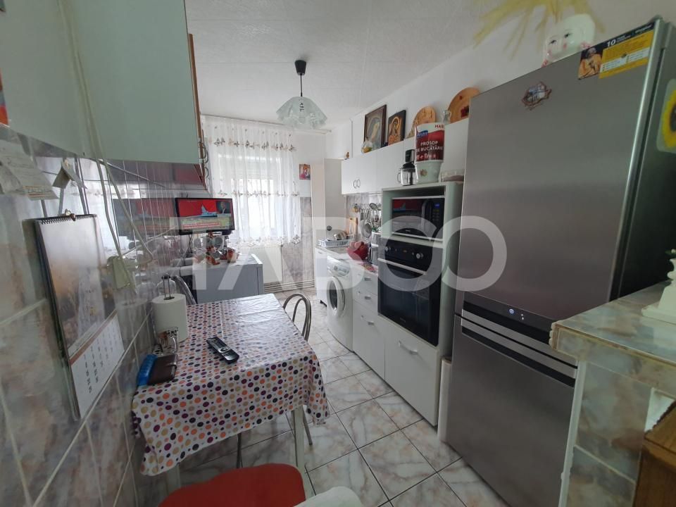 Apartament 3 camere decomandat zona 1 Decembrie 75mp si boxa la subsol – fotografia 6 din 11