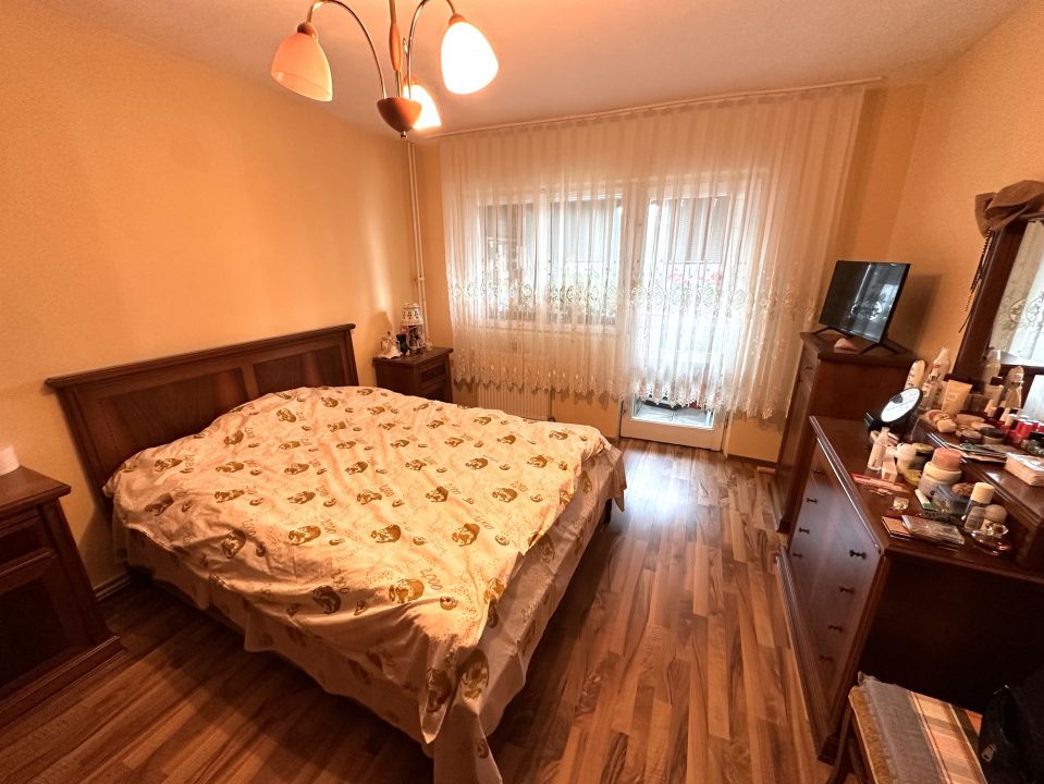 Vanzare Apartament 4 camere modificat in 3 CETATE M-uri vedere Parc 2 bai 2 balc – fotografia 2 din 17
