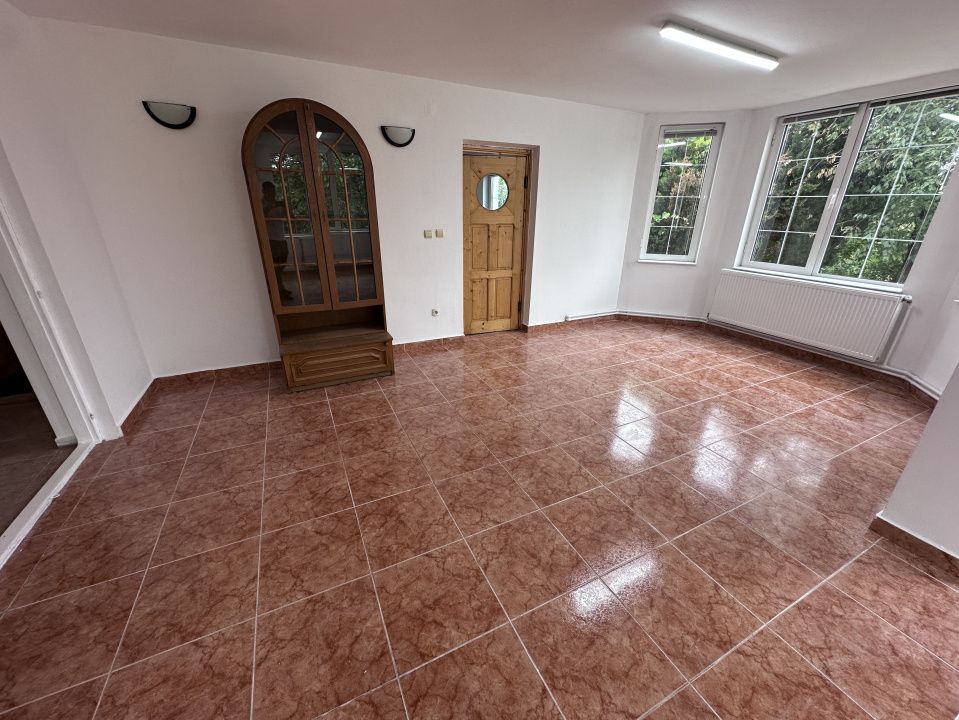 CASA DE INCHIRIAT I 4 CAMERE I 2 BAI I BUCATARIE I CETATE I NEMOBILATA – fotografia 1 din 18