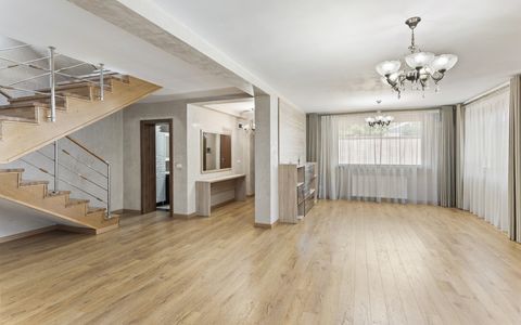 Vila spațioasă 5 camere, 5 băi, Garaj 2 mașini, Zona Primo – poziție excelentă