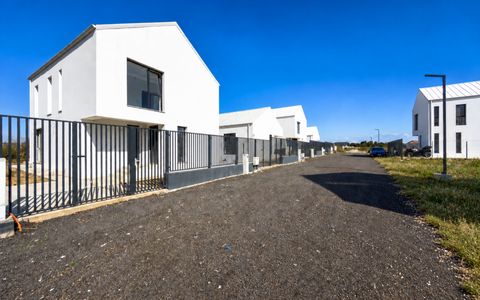 Vila P+1 in Valu lui Traian, pe partea dreapta - finisata complet