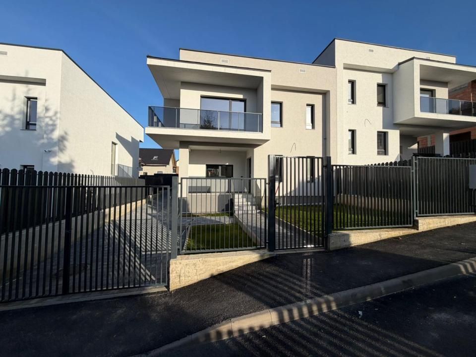 Duplex semifinisat, 119 mp utili, teren 375 mp | Dezmir – intrare – fotografia 1 din 5
