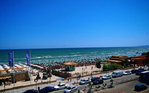 Studio spațios cu balcon mare și vedere laterală la mare în Tomis Vila