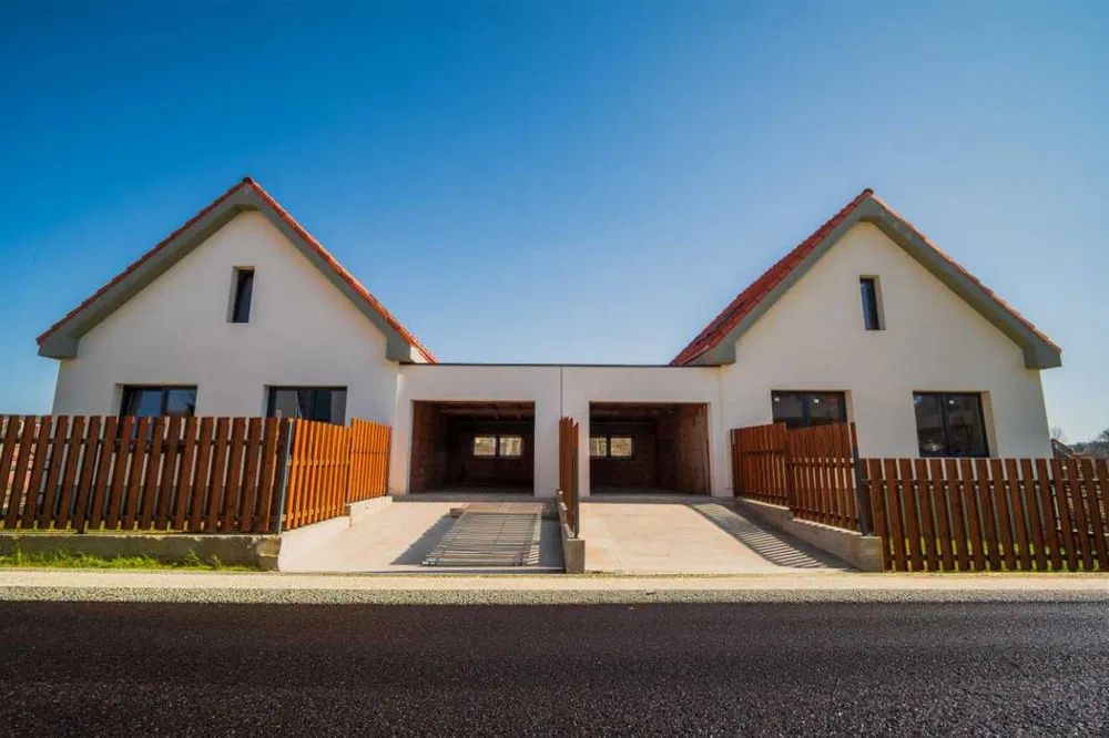 Casă cuplată prin garaj în Sălicea, 245 mp utili, teren 523 mp – fotografia 3 din 9