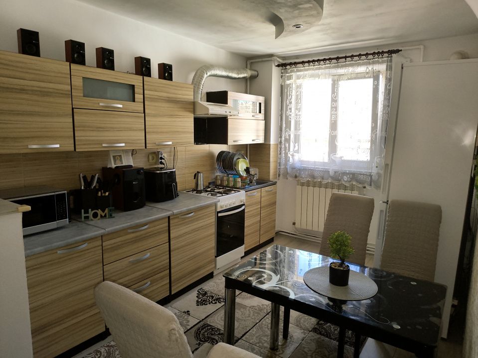 APARTAMENT 2 CAMERE I 54 MP I CETATE BULEVARD I MOBILAT SI UTILAT I – fotografia 3 din 8