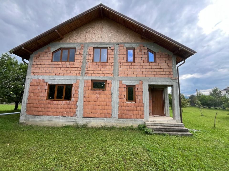 Casă P+M 4 dormitoare 188 mp și teren de 3.400 mp cu livadă in Pucioasa-Sat – fotografia 3 din 19