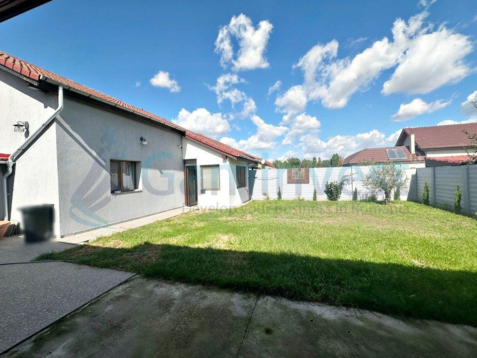 Casă spațioasă cu garaj, terasă și curte de vanzare in Nojorid, Bihor – fotografia 1 din 13
