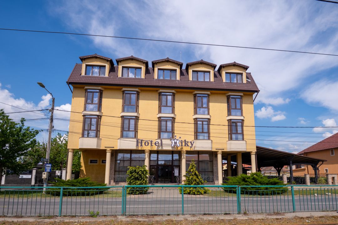 Hotel Miky Arad de vanzare | Investitie cu utilizari multiple | 42 camere cazare – fotografia 1 din 66
