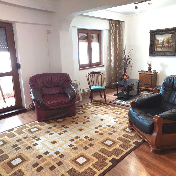 Apartament 3 camere decomandat Cetate 2 bai utilat si mobilat complet – fotografia 2 din 10