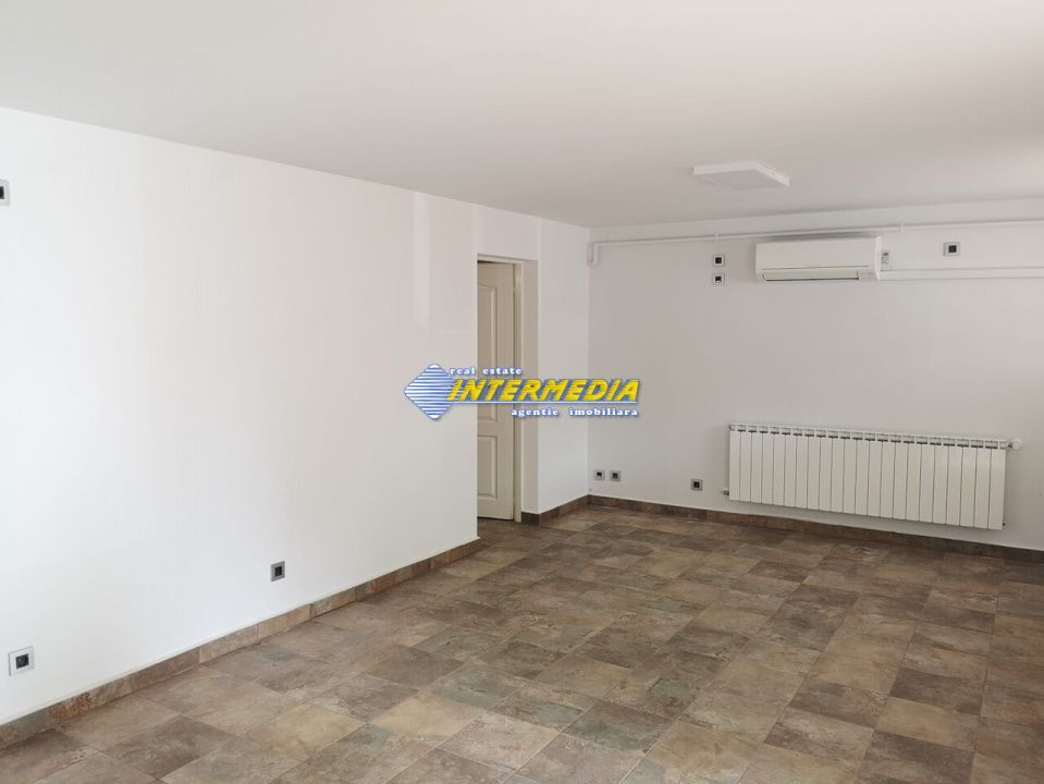 Spatiu comercial 40 mp finisat de inchiriat in Cetate – fotografia 12 din 19