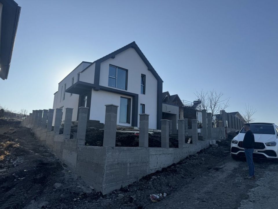 Casă individuală, 136 mp utili, teren 700 mp și garaj | Chinteni – fotografia 1 din 7