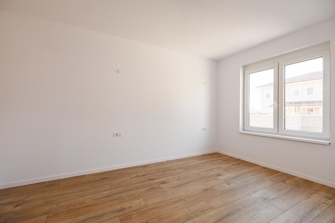 Duplex P+E în Moșnița Nouă, 3 dormitoare, 3 bai, teren 403 mp. Comision 0% – fotografia 16 din 56