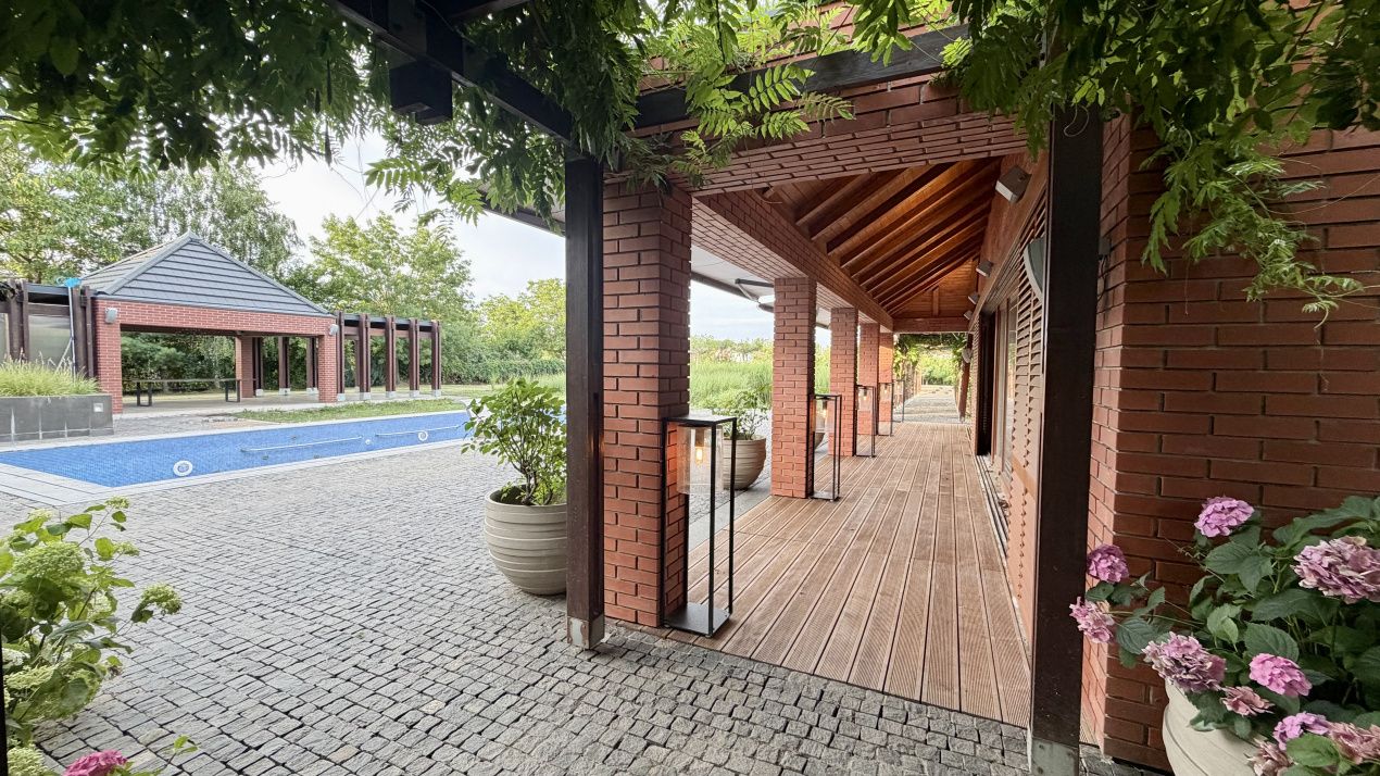 Proprietate exclusivistă cu 7.000 mp teren, piscină și multiple spații adiacente – fotografia 30 din 34