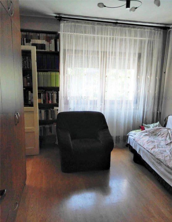 Magheru-Universitate-Ap. 3 camere decomandat,constructie '80-bloc reabilitat. – fotografia 3 din 11