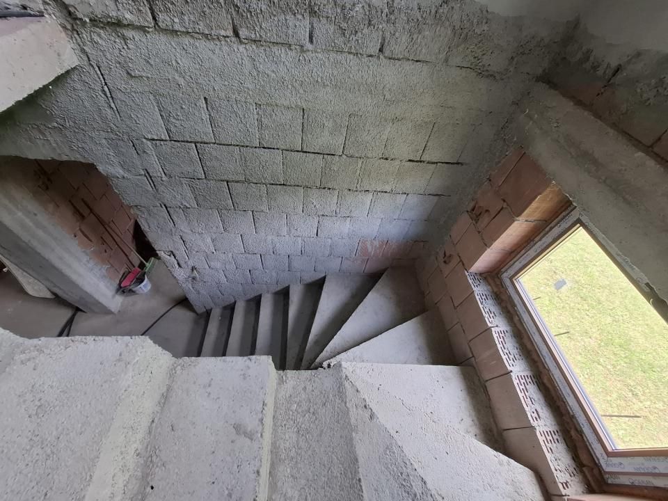 Casă P+M 4 dormitoare 188 mp și teren de 3.400 mp cu livadă in Pucioasa-Sat – fotografia 9 din 19