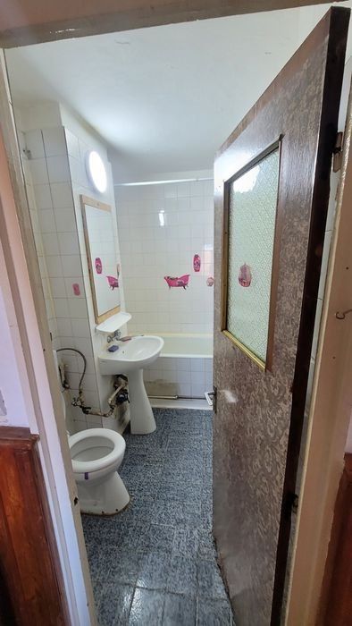 Apartament cu 2 Camere, Decomandat, Boxă la subsol, etaj 1, 2 balcoane – fotografia 4 din 6