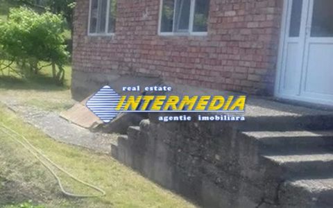 Vand casa pe Parter  cu gradina si teren 2000 mp. si utilitati