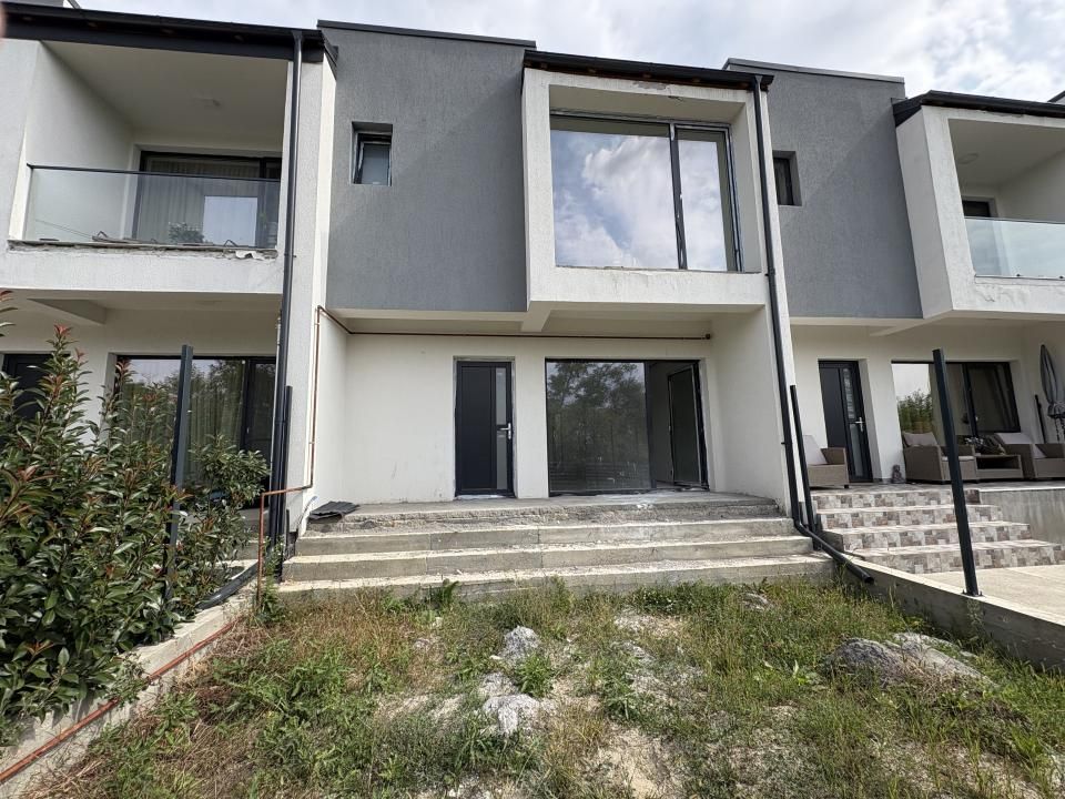 Casă de vânzare într-un triplex I Smeura, strada Olteni I 97.000 euro – fotografia 1 din 11
