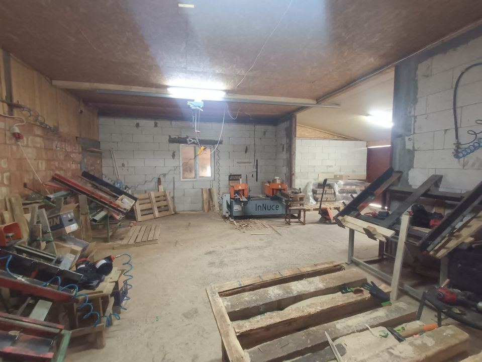 Spațiu de producție - atelier de debitare a lemnului si producție paleți – fotografia 4 din 6