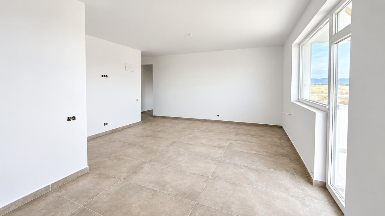 Apartament cu 3 camere și 2 băi, plus balcon – fotografia 2 din 6