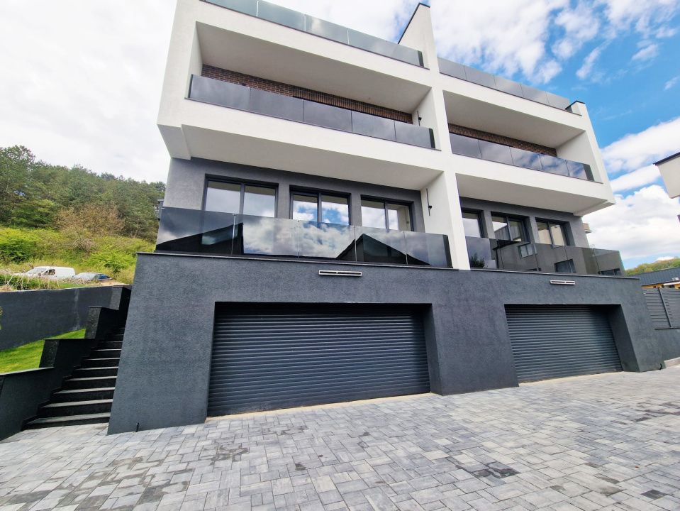 Casa exclusivista cu terasa si vedere panoramica – fotografia 1 din 27