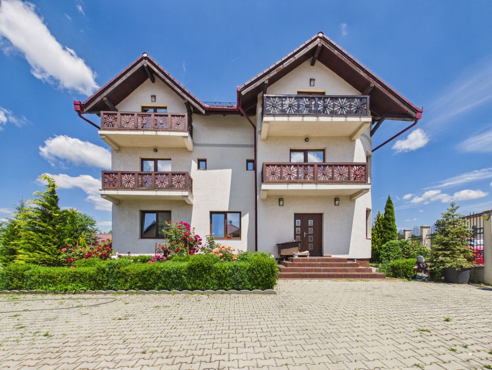 Casa cu priveliste de vis si potential turistic sau investitie in zona Bran – fotografia 1 din 46