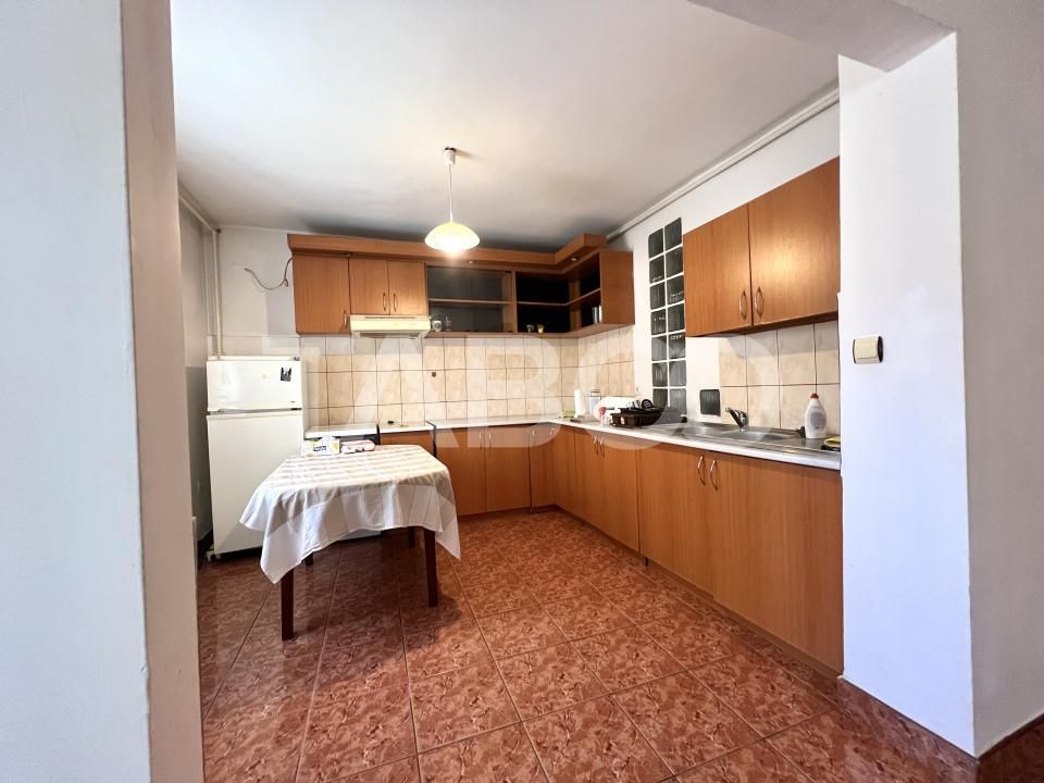 Apartament cu 3 camere de vanzare cu boxa si lift in Manastur zona BIG – fotografia 8 din 11