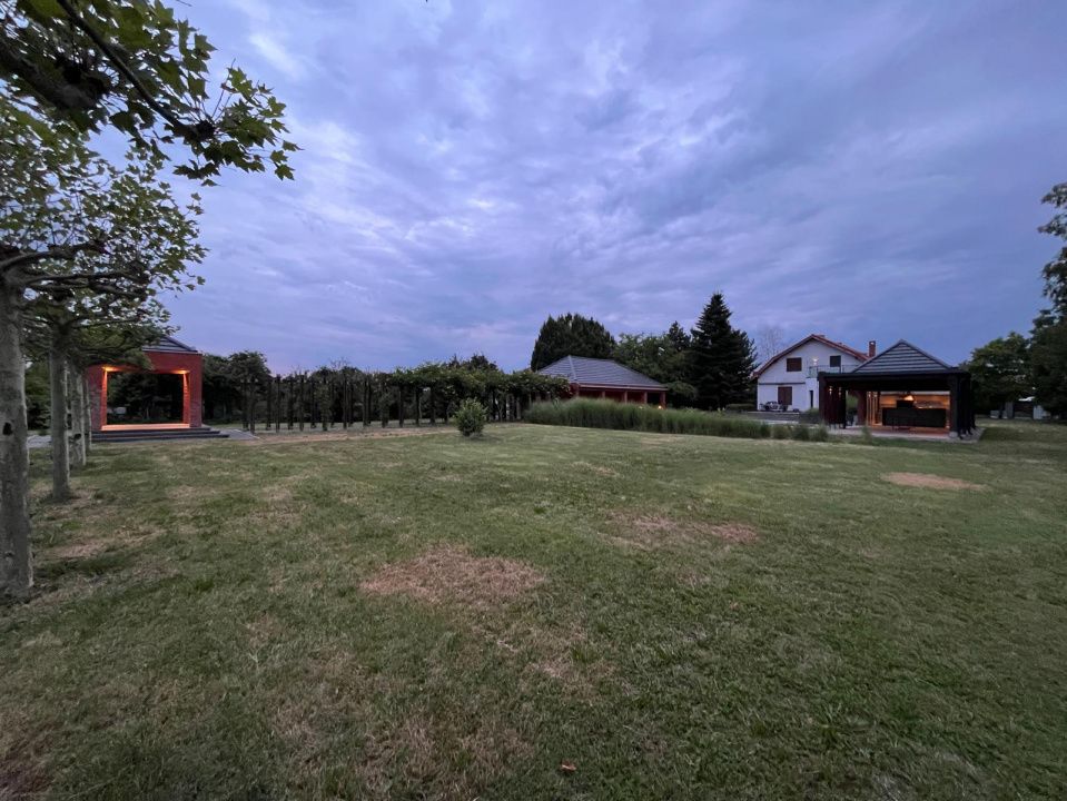 Proprietate exclusivistă cu 7.000 mp teren, piscină și multiple spații adiacente – fotografia 6 din 34