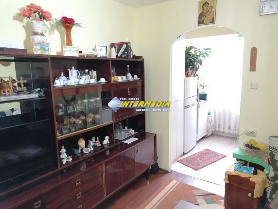 Garsoniera de vanzare in Cetate Alba Iulia etaj intermediar mobilata si utilata – fotografia 1 din 5