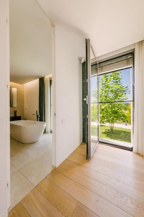 Comunitate exclusivistă - vilă modernă în mijlocul naturii – fotografia 13 din 16