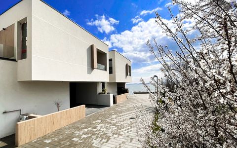 Vila pe malul lacului Siutghiol  in Mamaia Sat