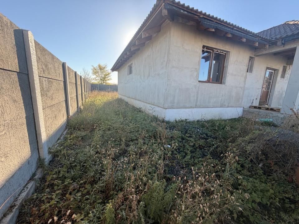 Casa individuala pe parter, 4 camere, 2 bai la gri/rosu - Giarmata Vii – fotografia 1 din 12