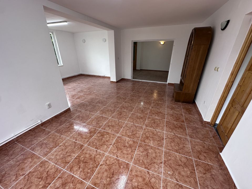 CASA DE INCHIRIAT I 4 CAMERE I 2 BAI I BUCATARIE I CETATE I NEMOBILATA – fotografia 3 din 18