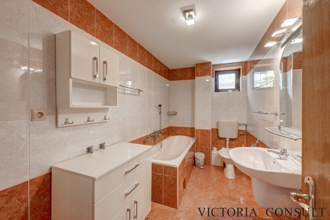 Sediu de firmă cu personalitate | Vilă, grădină, terasă, 3 parcări | 1 Mai – fotografia 17 din 25