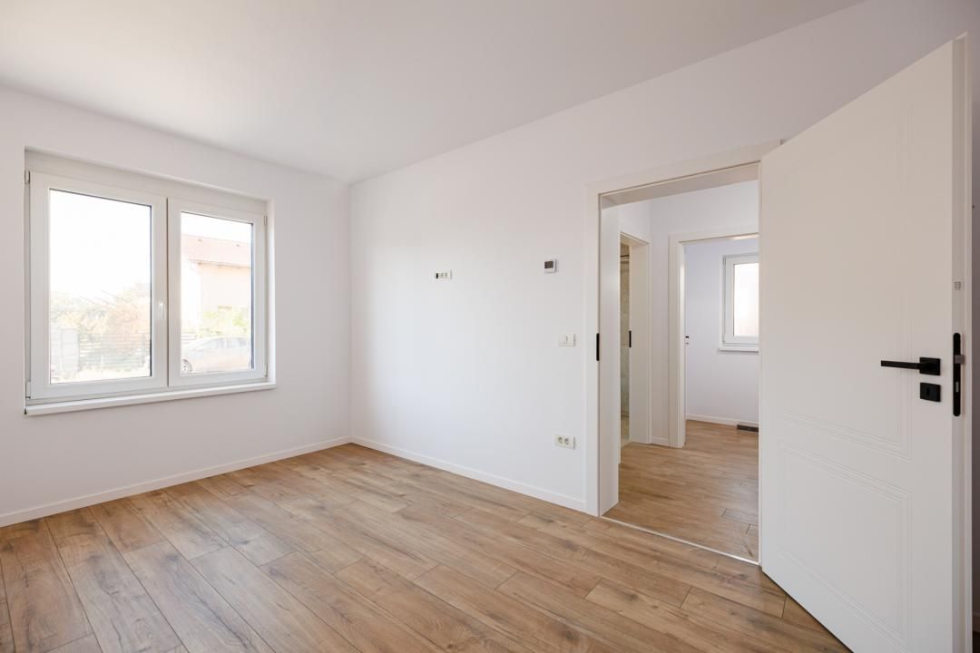 Duplex P+E în Moșnița Nouă, 3 dormitoare, 3 bai, teren 403 mp. Comision 0% – fotografia 14 din 56