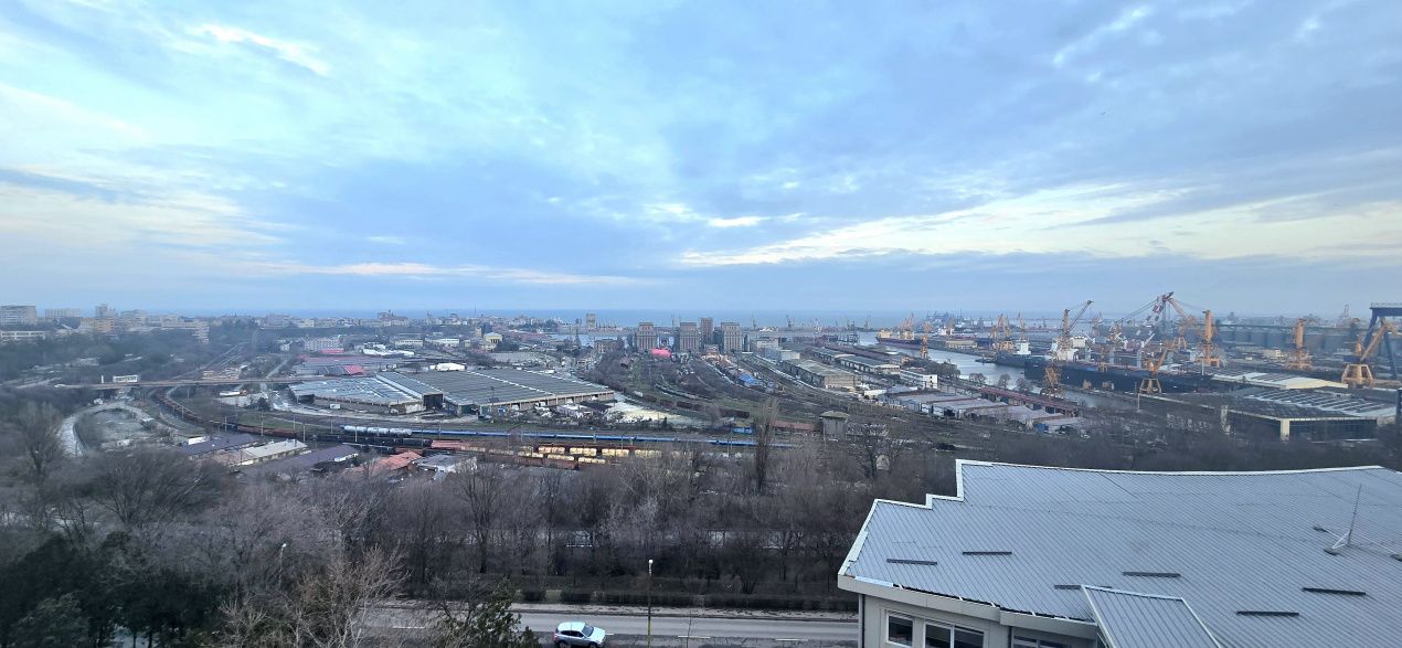 Studio luminoas 37 mp | Etaj 9 | Vedere panoramică la mare și port | bloc 1990 – fotografia 2 din 3