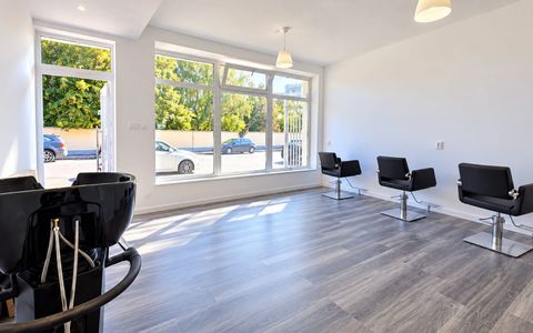 Spațiu comercial 52 mp | Salon Beauty / Barber echipat | Vitrină stradală