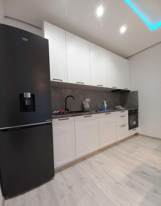 Apartament 2 camere, mobilat, garaj, LIFT, in Blocurile Albe str. Eroilor! – fotografia 3 din 8