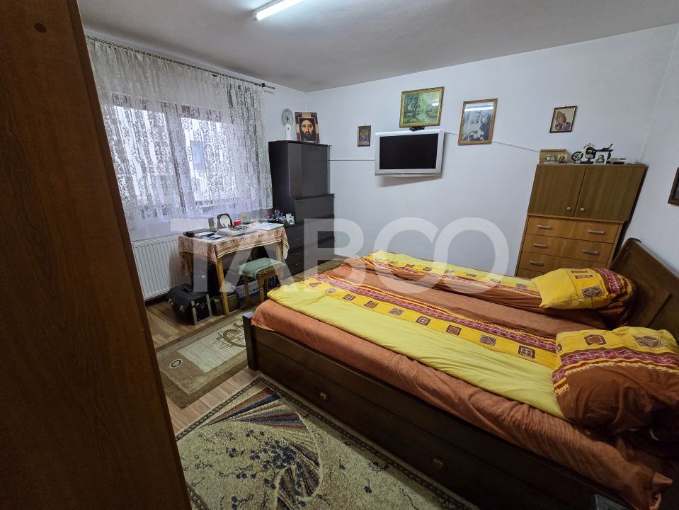 Casa de vanzare cu 6 camere 2 parcari curte libera 200 mp in Selimbar – fotografia 19 din 24