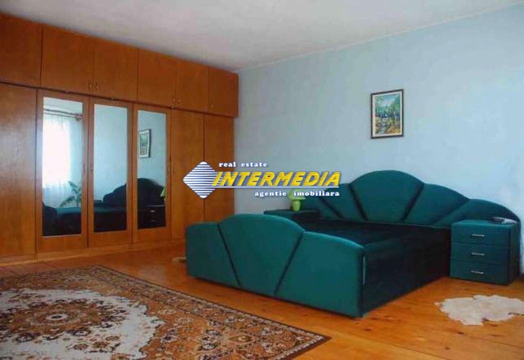 Casa superba de vanzare cu 8 camere in Alba Iulia zona Centrala – fotografia 2 din 13