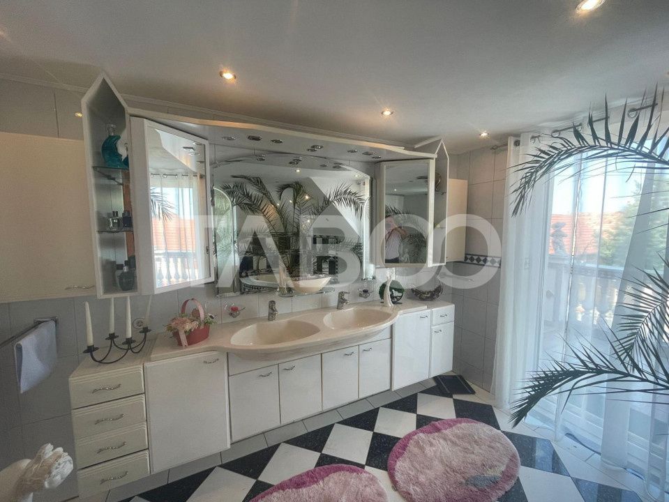 Casa deosebita  de vanzare 453 mp utili si curte 528 mp in Avrig – fotografia 5 din 32