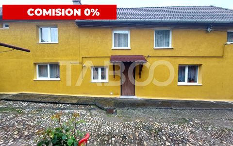 Casa in zona centrala 5 camere 2 bucatarii 3 bai curte comuna Cisnadie