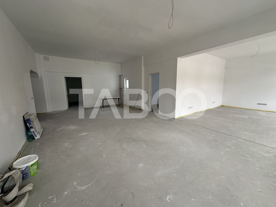 Spatiu comercial cu vitrina pe 3 niveluri cu suprafata utila de 915mp – fotografia 5 din 12