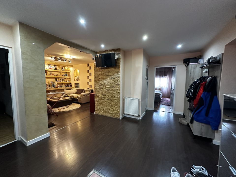Apartament 3 camere Deco Sub-Stadion 2 Bai Balcon Etaj 2 Finisat Mobilat Utilat – fotografia 1 din 18