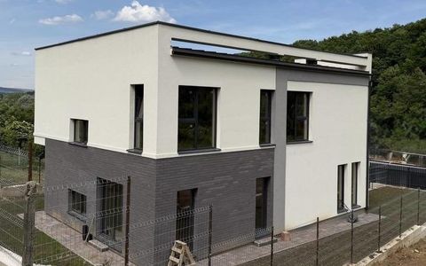 Casă nouă cu priveliște spre pădure în zona Făget – Drumul Sfântul Ioan