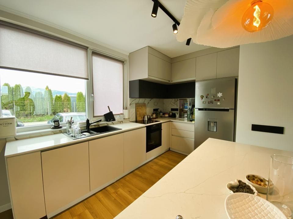 Duplex cu 4 camere 2 bai si curte libera 200 mp in Cisnadie – fotografia 6 din 19