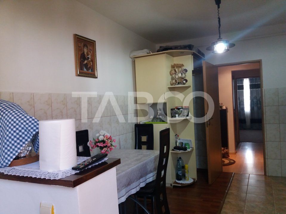 Apartament decomandat 3 camere  2 bai etaj 3 balcon zona buna Cisnadie – fotografia 2 din 13